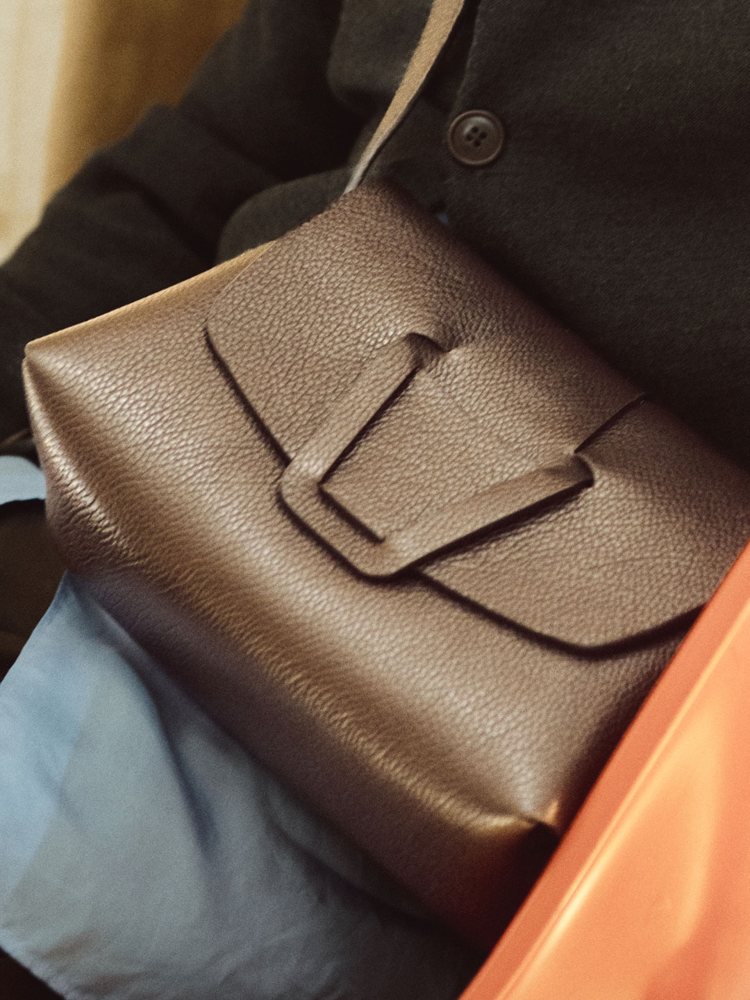 MABRA CROSSBODY GRAINY - Woven Detail Crossbody Bag - Dark Brown