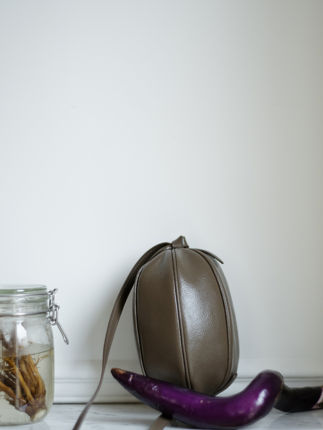 BOYA DISTRESSED - Ball-Shaped Crossbody Bag - Olive
