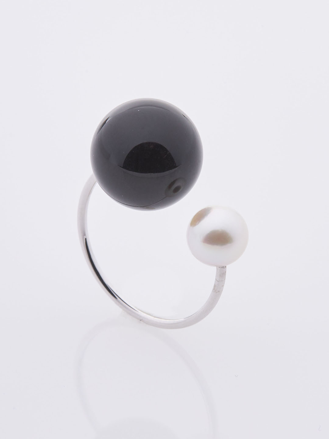 Akoya Pearl Onyx Ear Cuff - White Gold