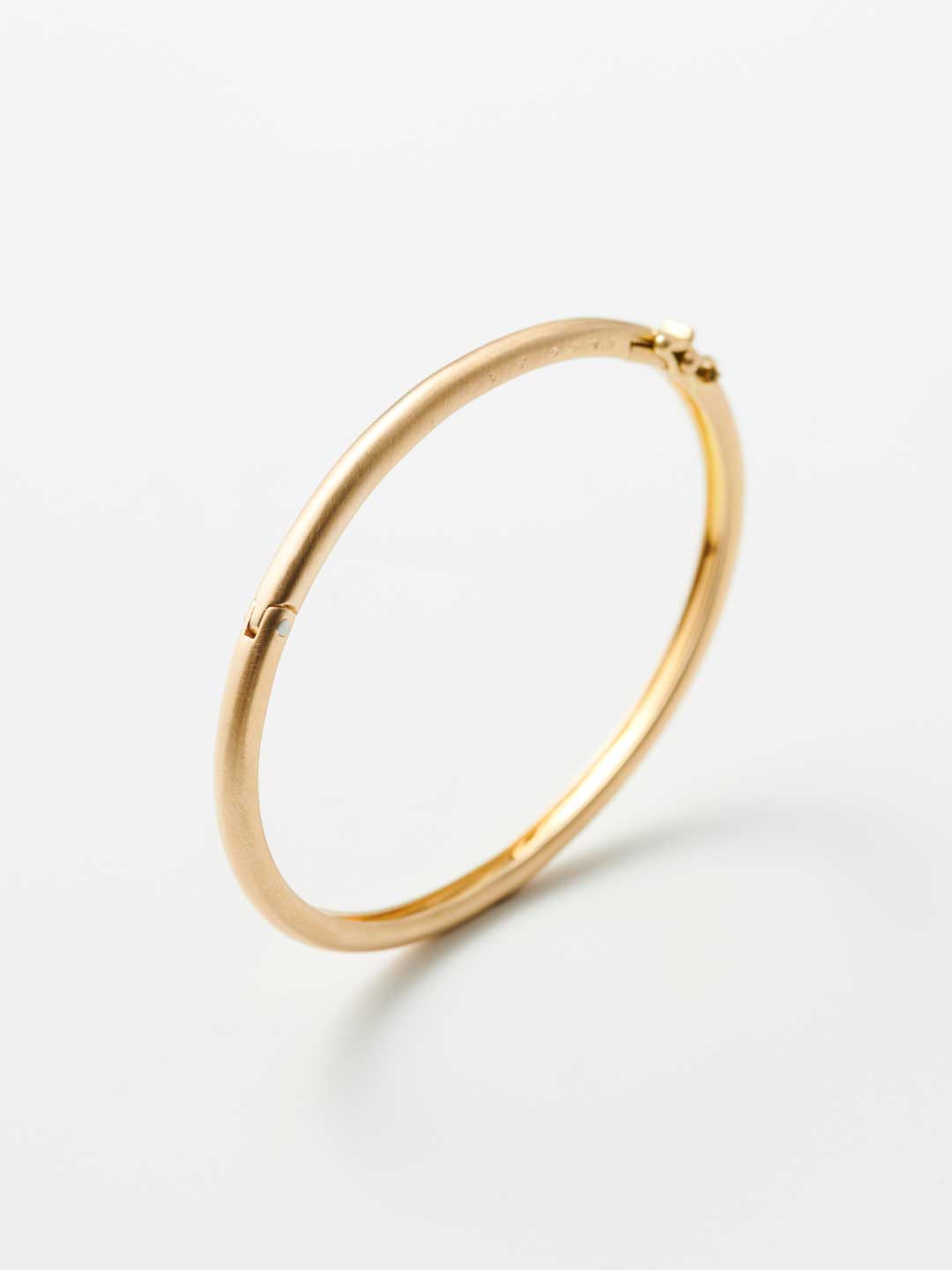 Humete Refine Metal Hook Bangle M - Yellow Gold