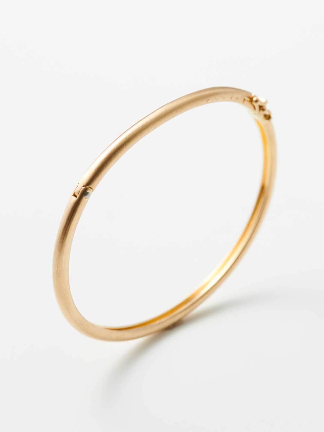 Humete Refine Metal Hook Bangle Slim L - Yellow Gold