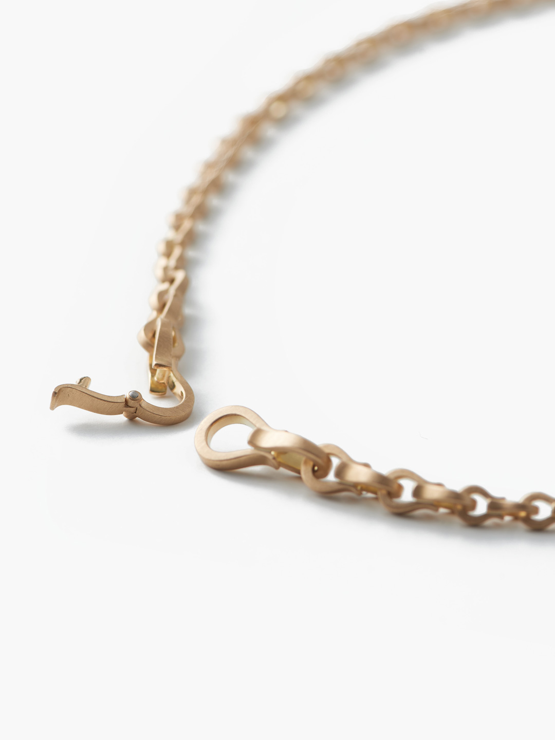 The Symbol Of Refined Metal Necklace - Yellow Gold
