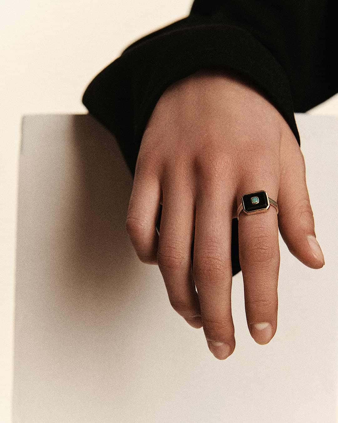 Anton No1 Ring Black Onyx - Yellow Gold