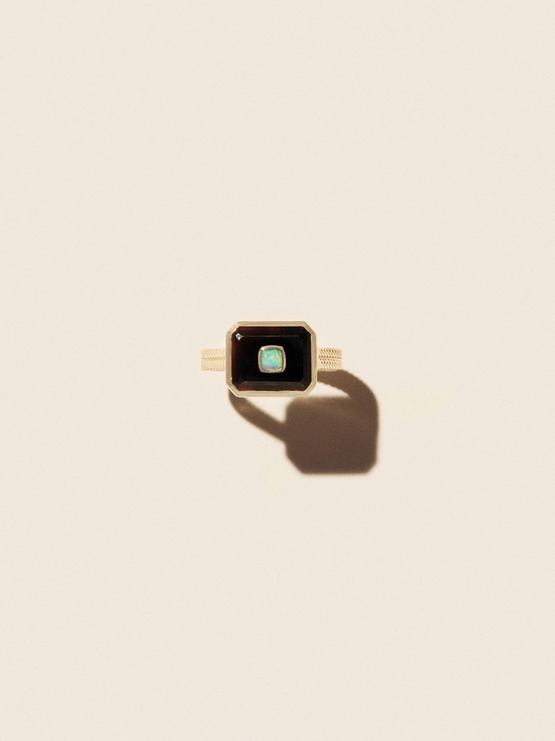 Anton No1 Ring Black Onyx - Yellow Gold