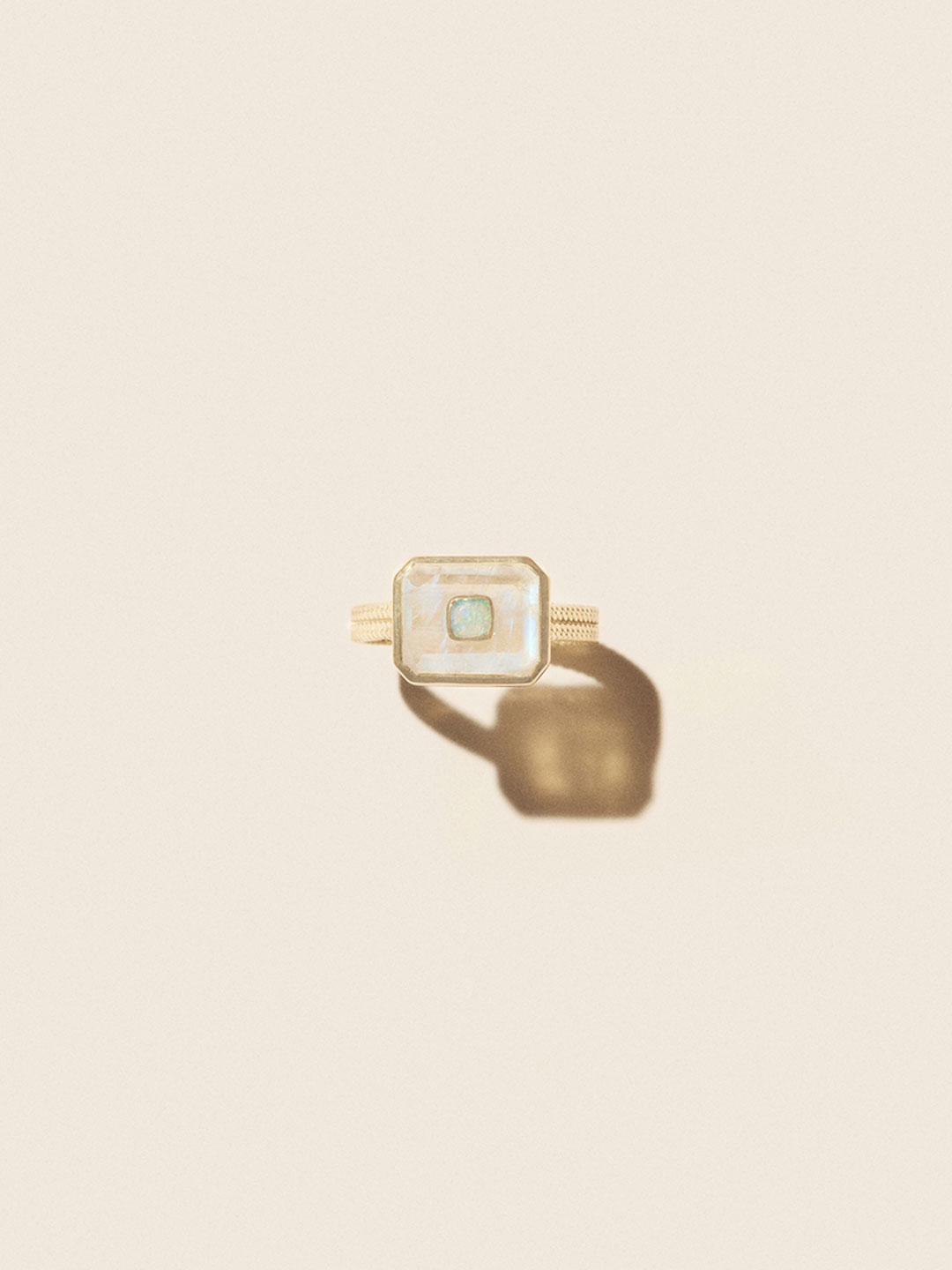 Anton No1 Ring Moonstone - Yellow Gold