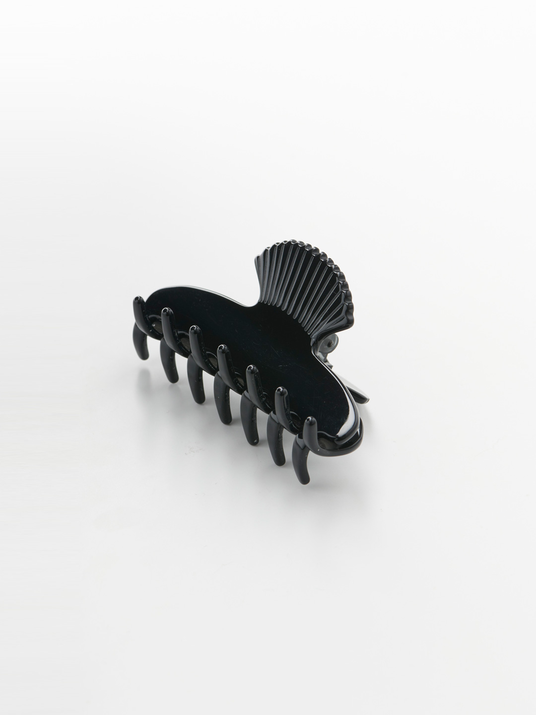 Small Fan Shell Hair Claw - Black/Noir